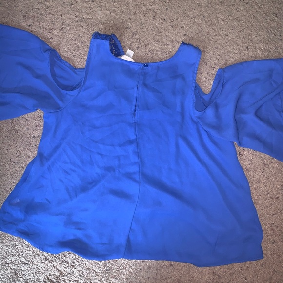 Decree L Cold Shoulder Blouse - Picture 4 of 4